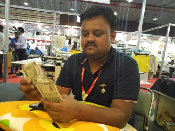 印度展會現(xiàn)場簽單皮革縫紉機(jī)