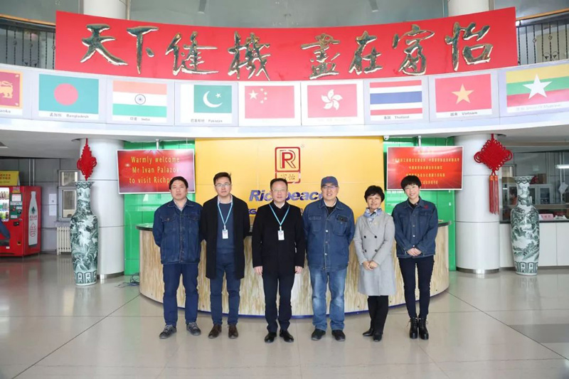 中國(guó)家紡協(xié)會(huì)會(huì)長(zhǎng)楊兆華一行領(lǐng)導(dǎo)蒞臨上工富怡考察胖被自動(dòng)化生產(chǎn)線